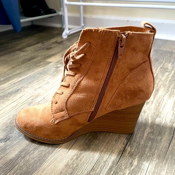 Tan booties with zipper size 7 - Picture 3 of 4
